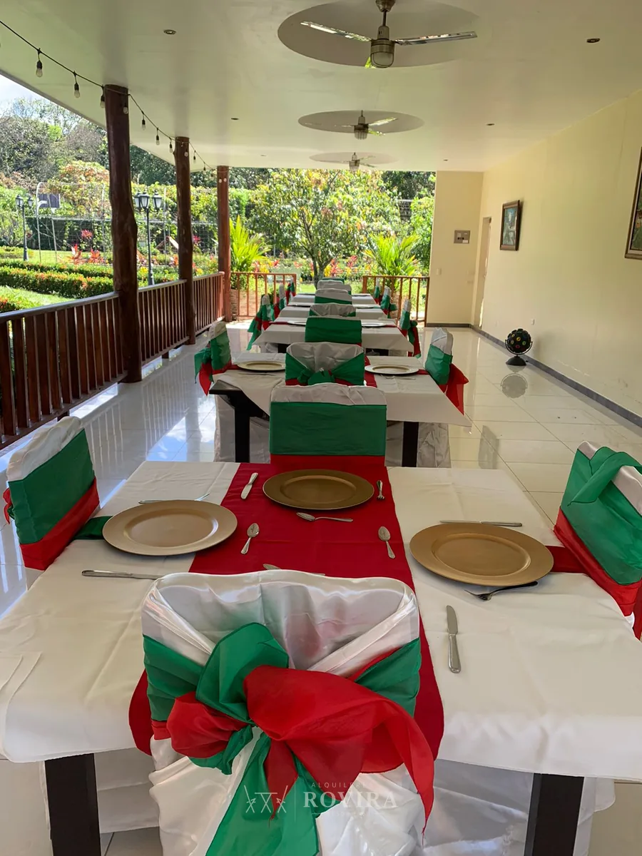 Puesto navideño con plato base dorado y servilleta roja y verde, montaje de mesa