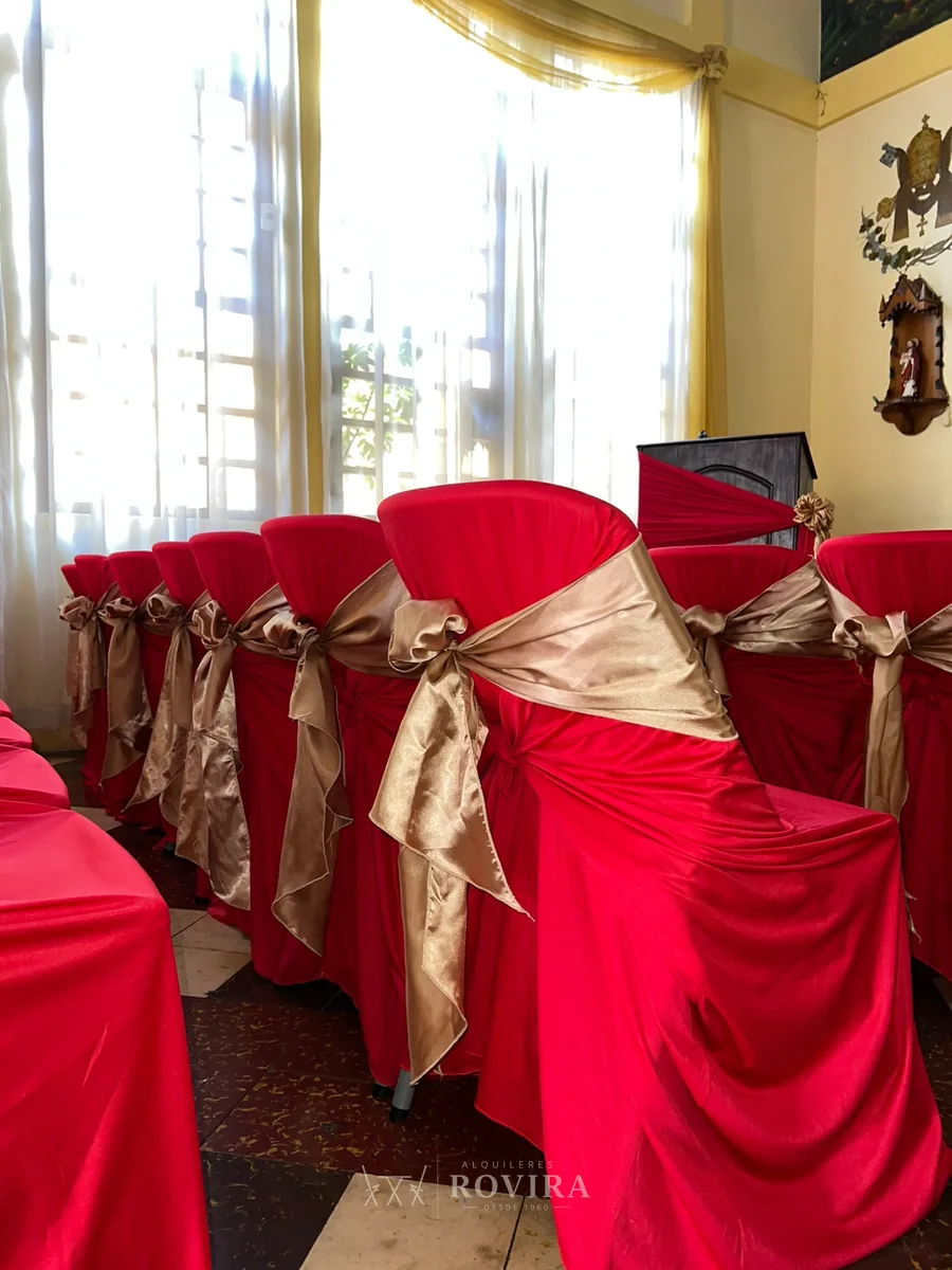Salón navideño vestido en rojo y dorado con árbol de Navidad