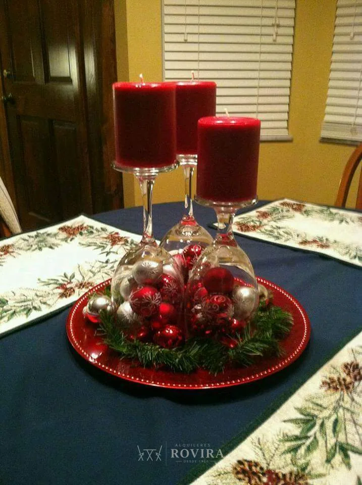 Centro de mesa navideño con velas rojas y esferas