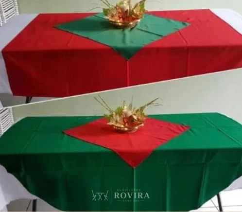 Puesto navideño con lazo dorado y servilletas roja y verde
