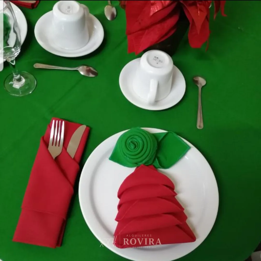 Primer plano de puesto navideño con servilleta verde y plato base