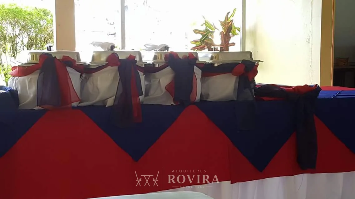Puestos de mesa en rojo, azul y blanco, montaje patrio típico