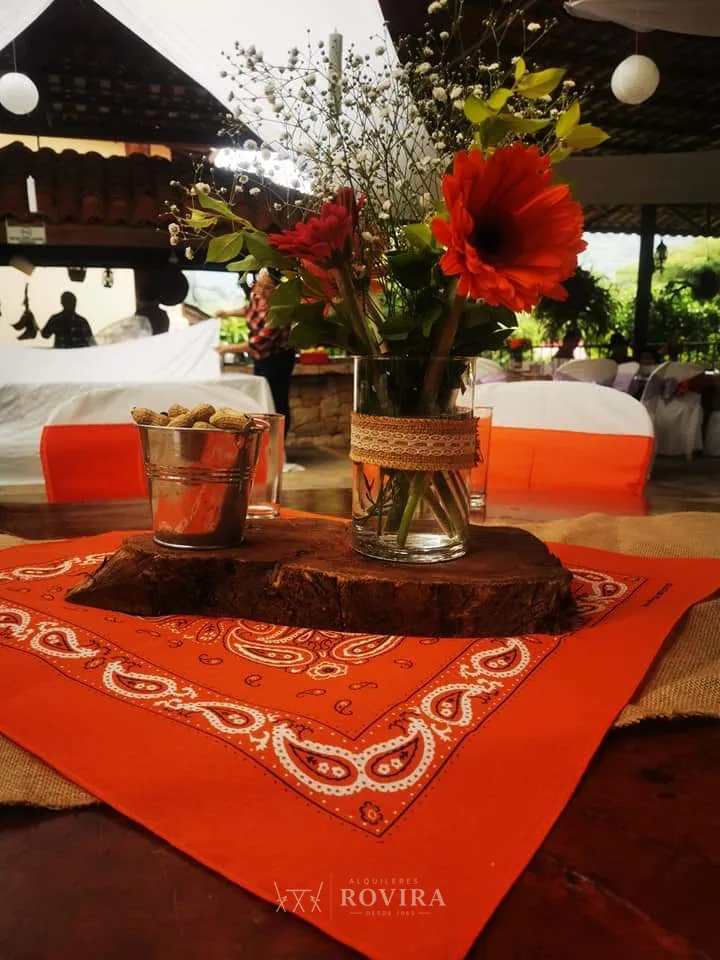 Centro de mesa con girasoles sobre bandana, montaje típico costarricense