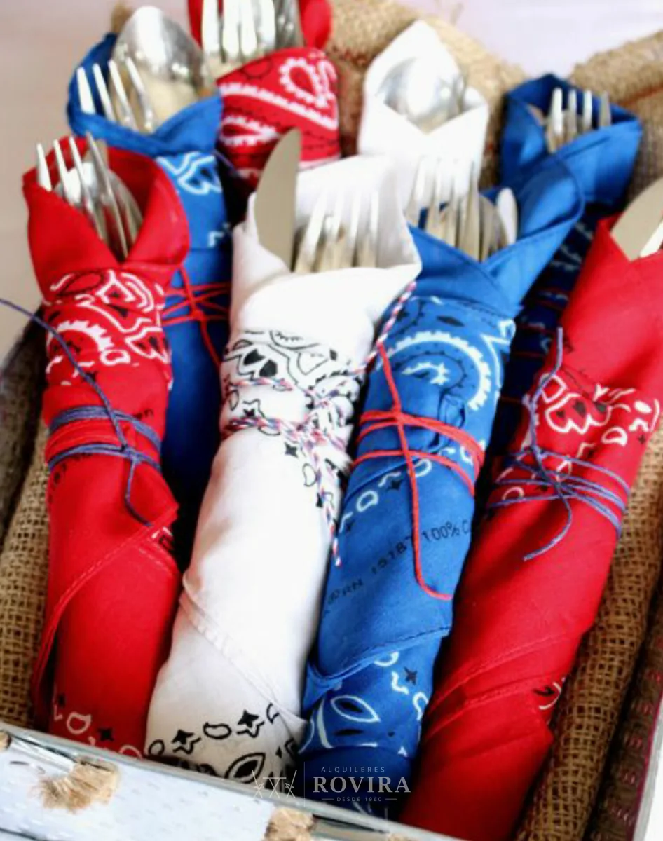 Servilleta doblada en bandana roja, detalle de montaje típico