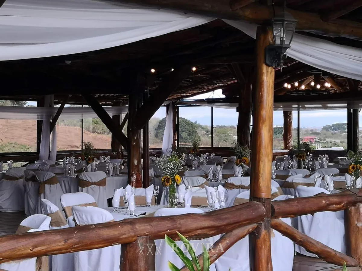 Montaje vintage en rancho techado con caminos de yute