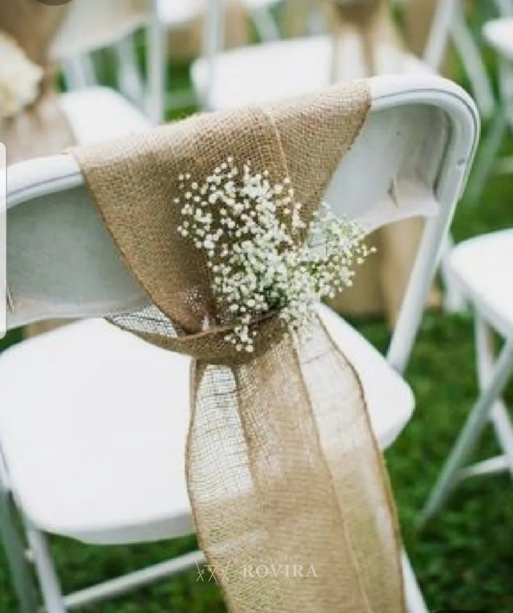 Lazo de yute con baby's breath en silla, detalle vintage