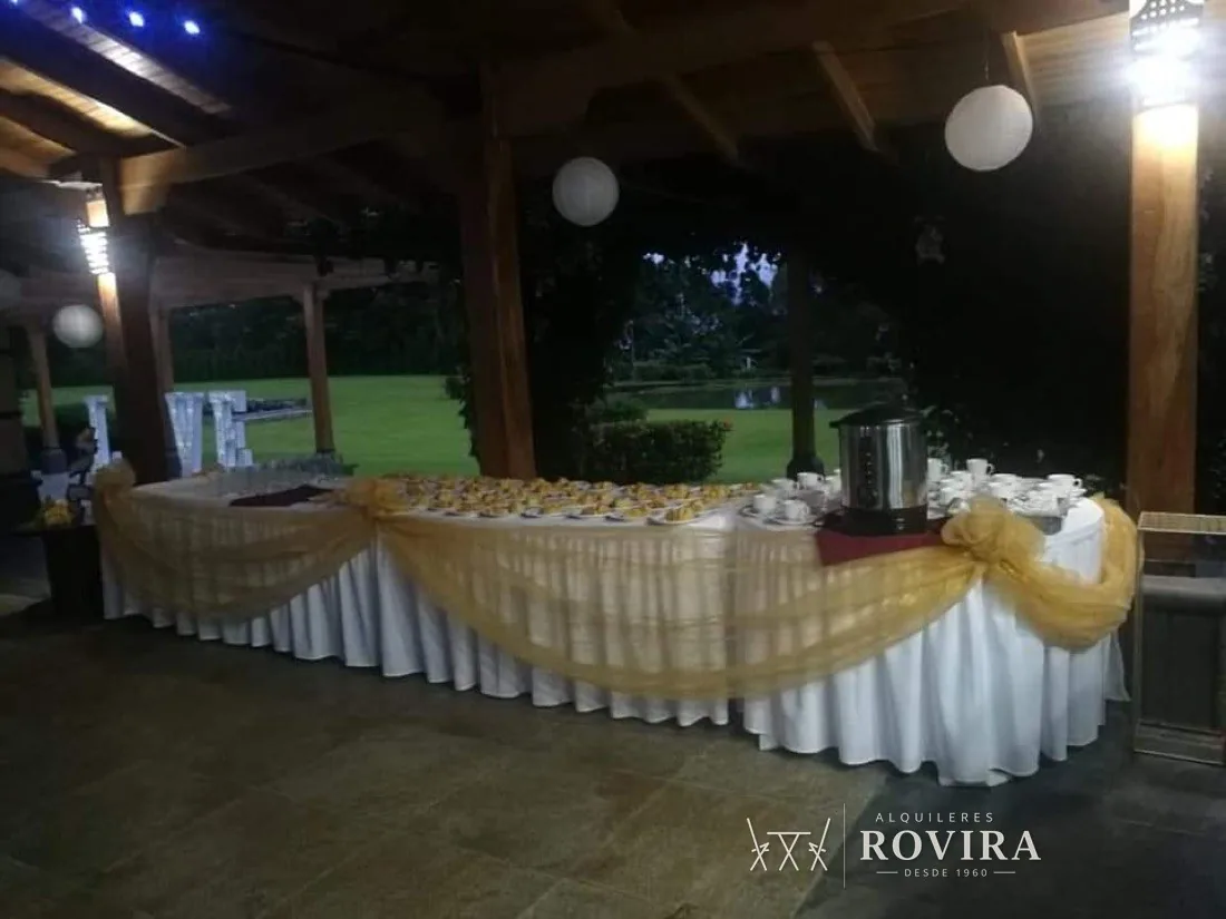 Techo de tela morado y fucsia con esferas tipo disco colgantes, sillas de lazo morado