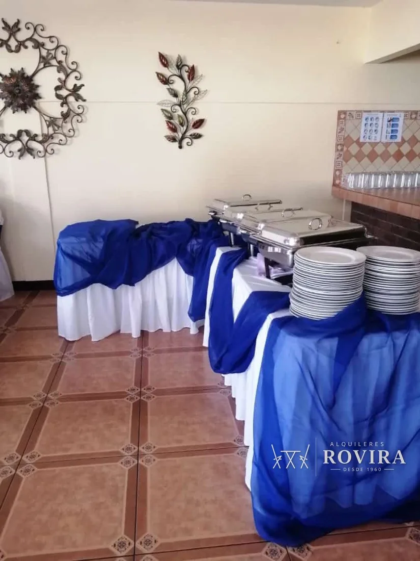 Techo de tela azul rey y verde lima en rancho al aire libre, mesas azul y lima