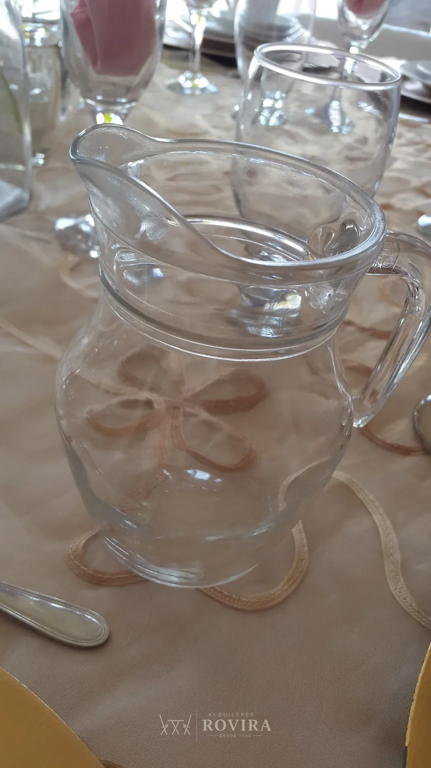 Copas de vidrio apiladas listas para servir, cristalería de evento