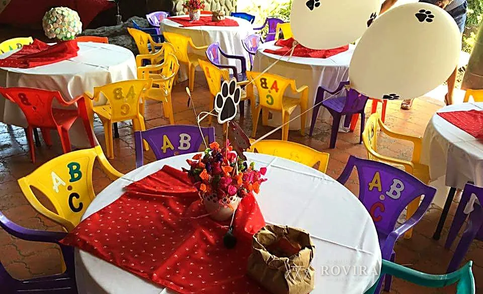Sillas infantiles de colores con letras A-B-C, montaje de fiesta infantil