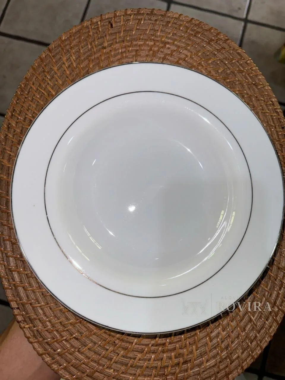 Plato base blanco con filo dorado sobre base tejida de mimbre, foto de producto