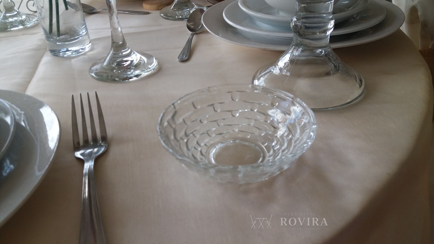 Copas de cristal y bowl de vidrio labrado, detalle de cristalería sobre mantel beige