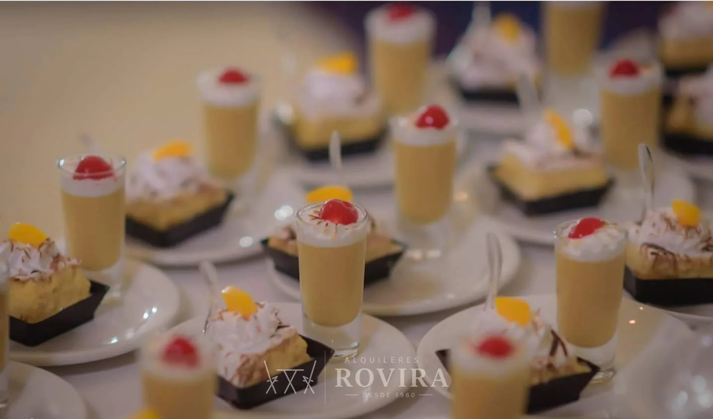 Postres individuales servidos en shots (vasos shot), mesa de dulces de evento