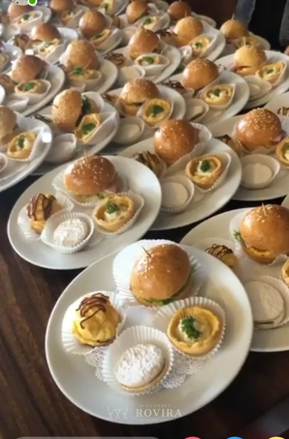 Quiches y bocadillos horneados servidos en torre, servicio de catering