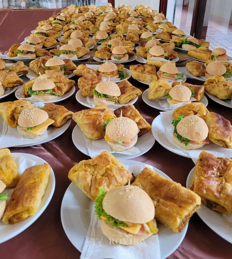Bocadillos servidos en platos en un evento, servicio de catering