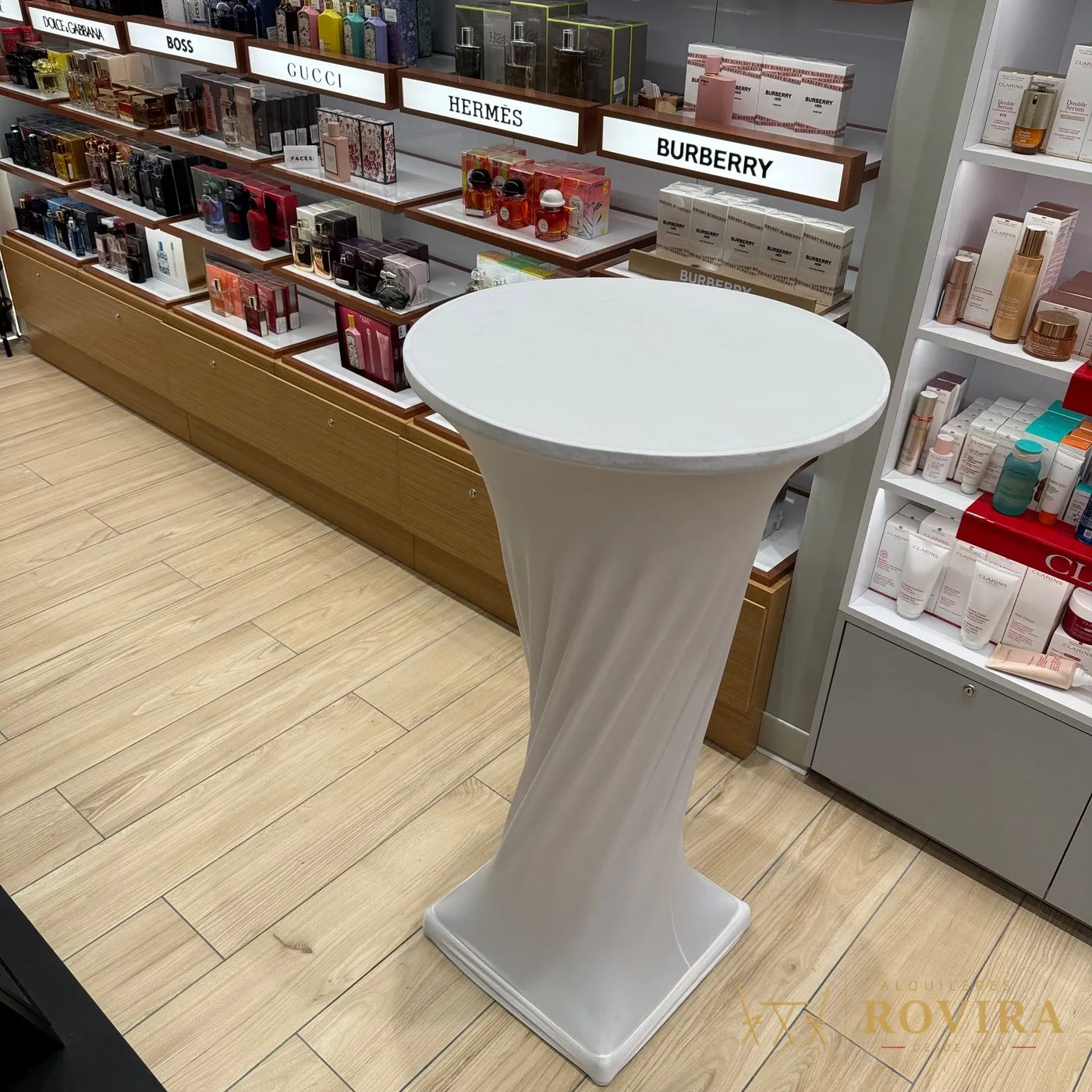 Mesa cocktelera alta con forro blanco de spandex, montaje para activación corporativa
