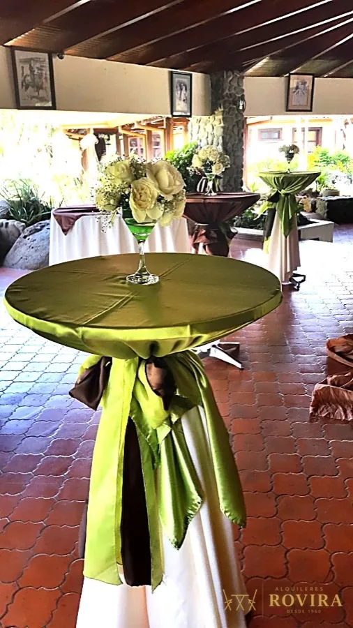 Mesa cocktailera elegante en corredor de finca