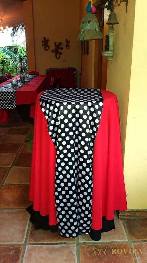 Mesa coctelera con mantel rojo y camino de lunares blanco y negro, rincón retro