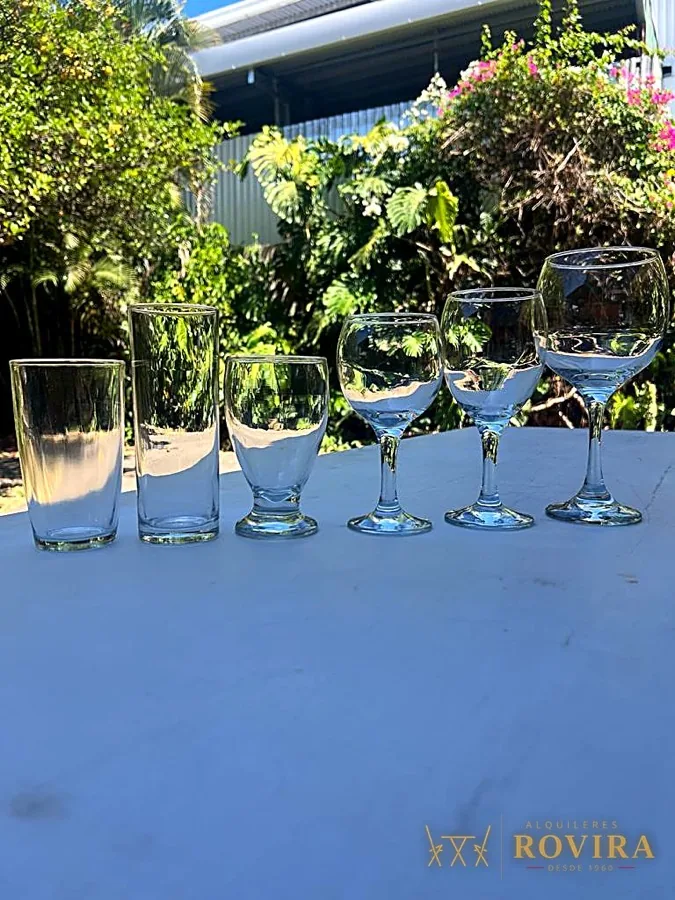 Copas de cristal y vasos sobre la mesa, detalle de cristalería