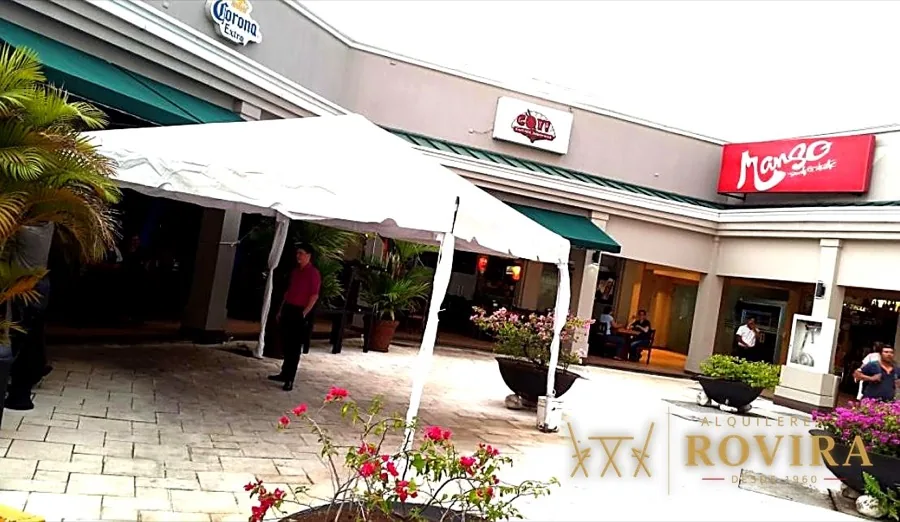 Toldo blanco instalado en zona comercial exterior