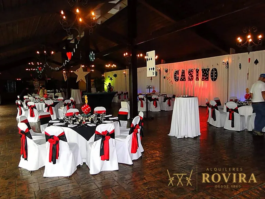 Salón temático de casino en negro y rojo con letras 'Casino'