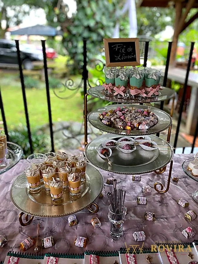 Mesa de postres individuales en exhibidor de niveles