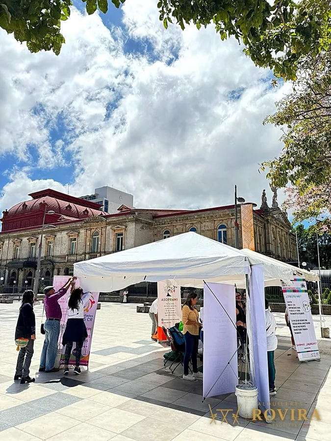 Carpa plegable blanca en plaza comercial