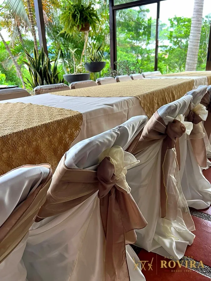 Mesa larga con lazos satinados champán y buffet
