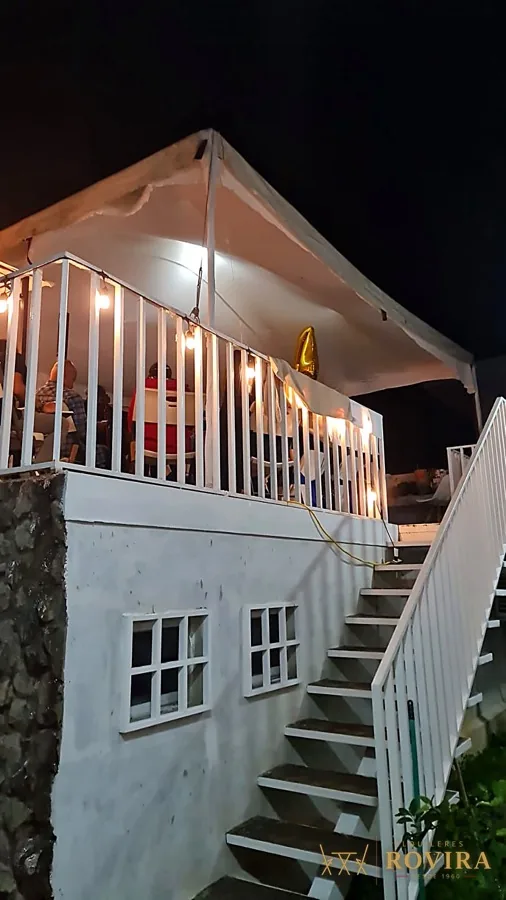Toldo blanco en terraza de noche