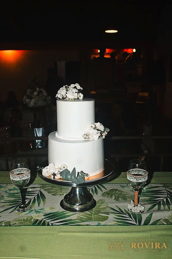 Pastel de bodas de varios pisos sobre base