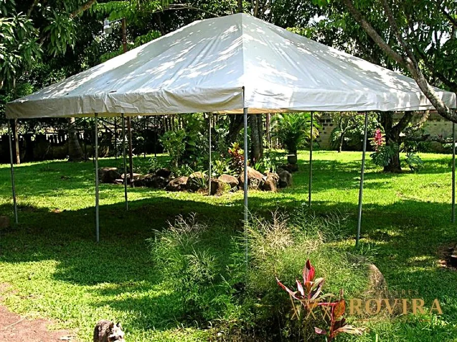 Toldo blanco en jardín con mesa vestida