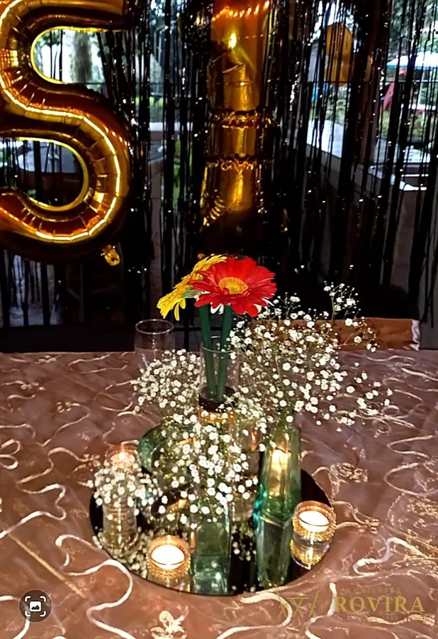 Centro de mesa de XV años con globo dorado