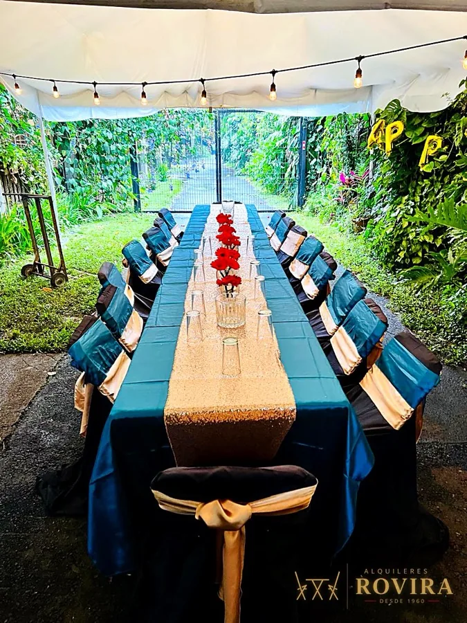 Mesa larga en azul con camino dorado y lazos, sendero de jardín