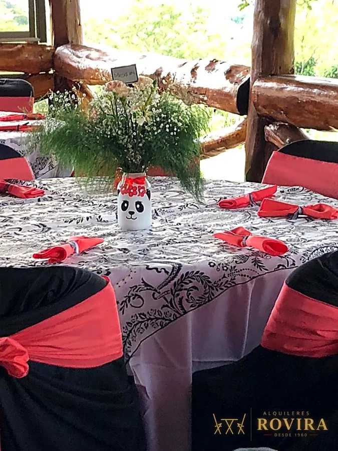 Mesa temática en negro y rojo con overlay estampado