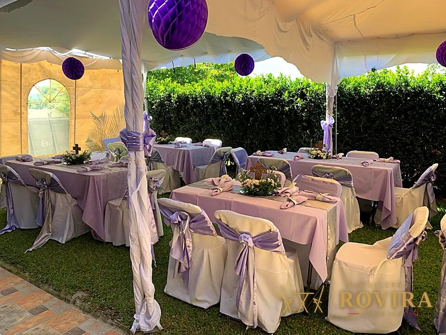 Mesas en lila bajo toldo con globos morados