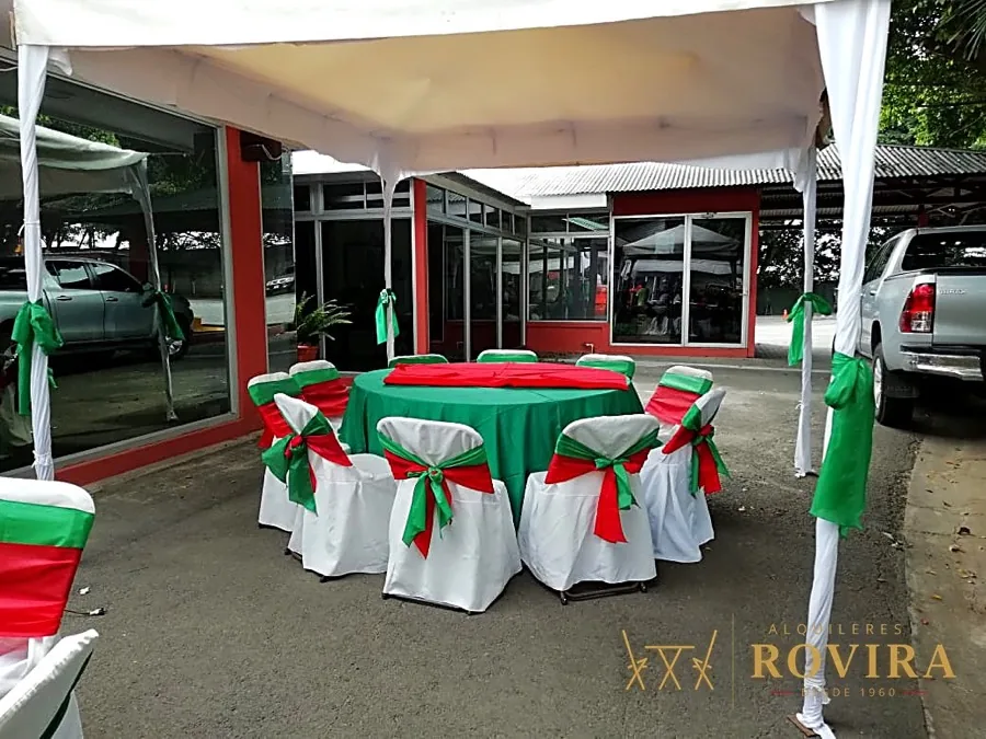 Terraza con mesas y lazos en verde y rojo, ambiente navideño