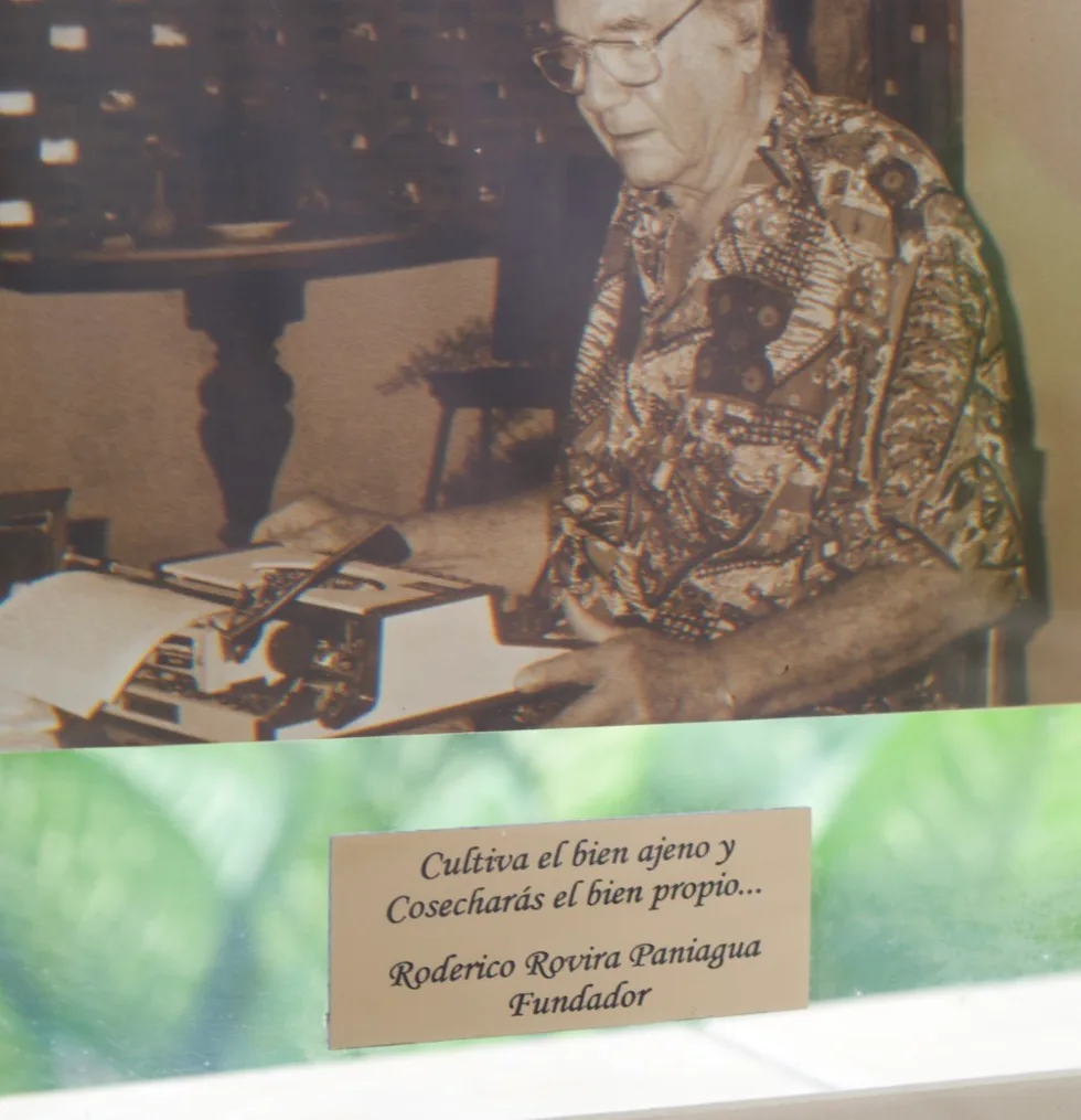 Roderico Rovira Paniagua, fundador de Alquileres Rovira, en su máquina de escribir, junto a la placa con su lema: «Cultiva el bien ajeno y cosecharás el bien propio»